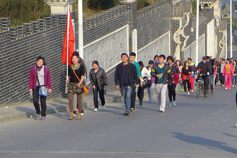 2015年3月8日寶業(yè)集團開展“香溪洞-吉河徒步踏青活動”慶祝三八節(jié)！